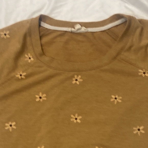 Jane And Delancey tan shirt sleeve crew neck daisies print blouse - Picture 2 of 7
